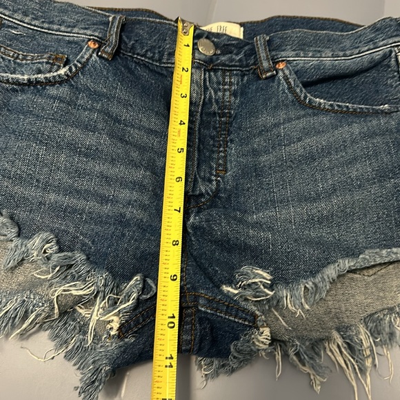 WE THE FREE CUT OFF SHORTS IN MEDIUM DARK WASH FRAY HEMS BUTTON FLY SIZE 28 EUC - Picture 8 of 9